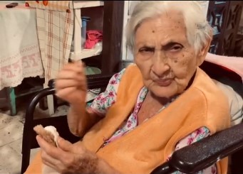 Hit snimak bake (105): Videla ćerku (83) kako "poteže" pivo iz flaše, pa nasmejala milione (VIDEO)