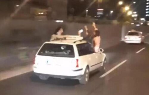 Beograđane RAZBESNEO snimak iz noćnog provoda: Pogledajte šta rade devojke na prozoru taksija (VIDEO)