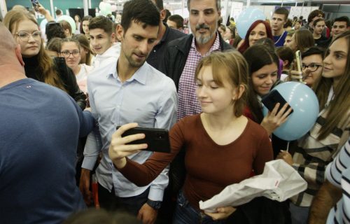 Nole, najveći si: Teniski bog se pojavio na Beogradskom sajmu, a sve zbog dece i obrazovanja! (FOTO)