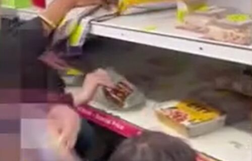 Snimak HAOSA u supermarketu: Rulja se OTIMA oko hrane na akciji, posebno oko jednog proizvoda (VIDEO)