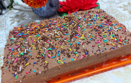 Magična, šarena torta: Spoj keksa, čokoladnog fila i mlevenih oraha (RECEPT+VIDEO)