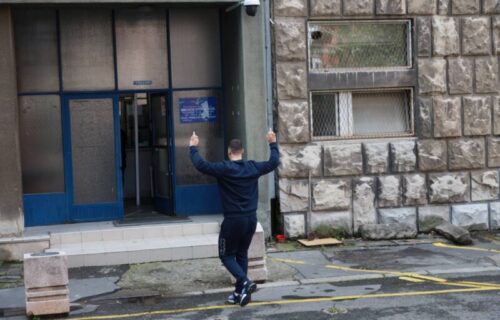 "U ZATVOR, U ZATVOR": Baki Prasetu okupljeni ispred MUP-a uzvikivali parole (VIDEO)