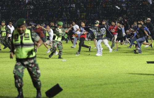 HOROR: Raste broj žrtava tragedije na stadionu, policija suzavcem razbijala stampedo! (VIDEO)