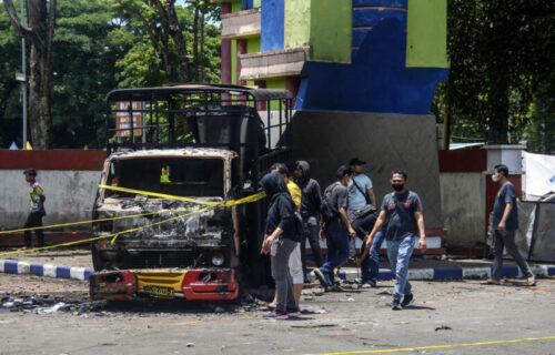 Jezive scene na ulicama Indonezije: Ljudi kipte od besa, zasuli su policiju kamenicama! (VIDEO)