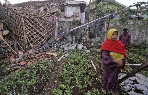 Raste broj POGINULIH u zemljotresu: U Indoneziji 162 ljudi stradalo, na stotine povređeno (VIDEO)