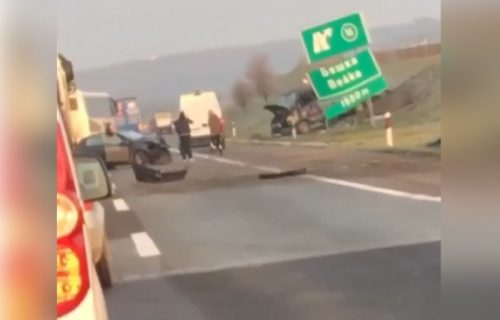 Nesreća kod Beške: Kombi izleteo sa puta, udario u saobraćajni znak, drugi auto POTPUNO SMRSKAN (VIDEO)