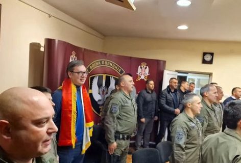 "Idemooo, Srbija!" Vučić ogrnut SRPSKOM TROBOJKOM navija za orlove (FOTO)