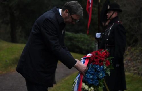 Uz minut ćutanja i polaganjem venca Vučić odao počast stradalim Jugoslovenima u Norveškoj (FOTO)