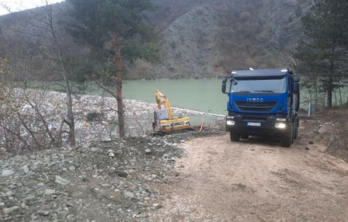 Akcija čišćenja Potpećkog jezera na Limu: Remorker pribija smeće uz obalu, bageri tovare u kamione (FOTO)