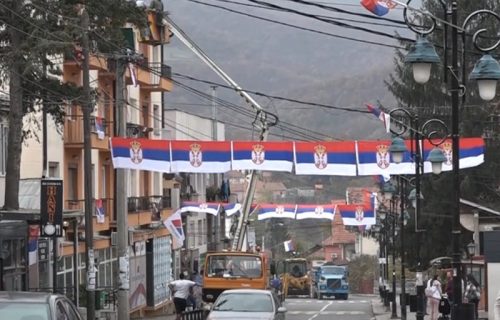 Ulice okićene srpskim zastavama: Sever KiM u trobojkama (VIDEO)