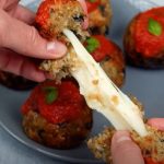 Ćufte od patlidžana u paradajz sosu: Iznutra punjene topljenim sirom (RECEPT+VIDEO)