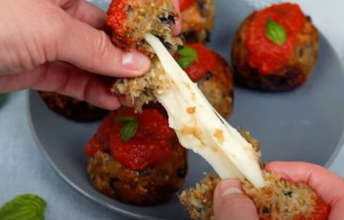 Ćufte od patlidžana u paradajz sosu: Iznutra punjene topljenim sirom (RECEPT+VIDEO)
