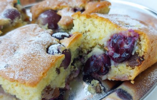 Dezert koji možete da jedete svaki dan: Kolač sa grožđem i jogurtom (RECEPT+VIDEO)