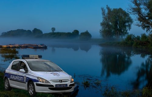 JEZIVA SCENA kod Valjeva: Automobil sleteo sa puta i upao u reku, spasen vozač (FOTO)