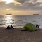 Cela plaža gledala zaljubljeni par u akciji: Hteli da se sakriju u ŠATOR, ali ovo nisu očekivali (VIDEO)