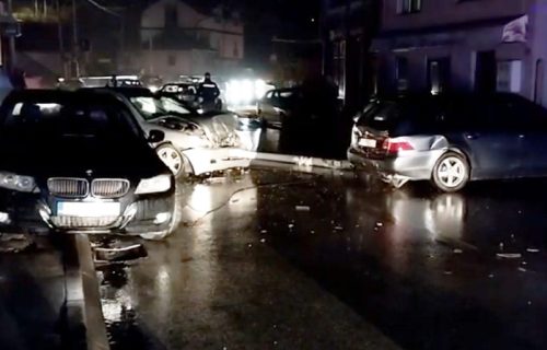 Jeziva NESREĆA u Ivanjici: "Mercedesom" IZVALIO banderu, pa se zakucao u parkiran automobil