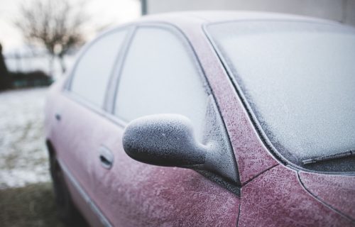 Da li automobil treba češće prati u zimskim mesecima?