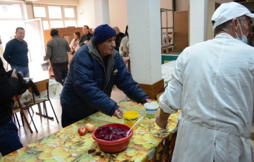 Zbog Kurtijevih UNIFORMISANIH BANDITA: Korisnici Narodne kuhinje na severu u STRAHU idu po obroke (FOTO)