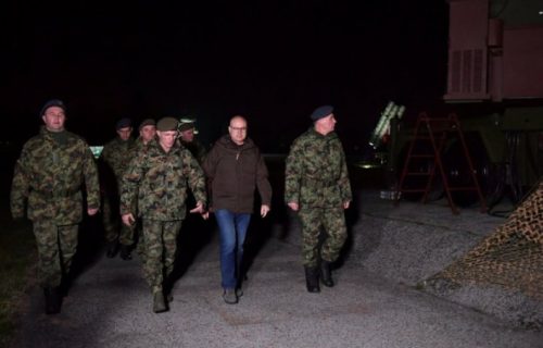 Vučević i Mojsilović u novogodišnjoj noći obišli pripadnike 250. raketne brigade (FOTO)