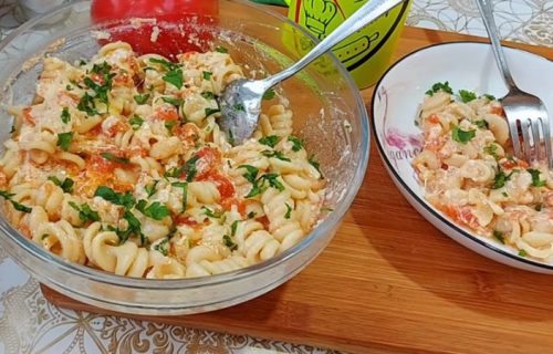 Brz i super jeftin ručak: Sočna testenina sa paradajzom i kačkavaljem (RECEPT+VIDEO)