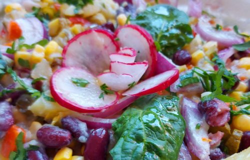 Kukuruz, pasulj, paprika i krompir: Super salata koja će vas uvek oduševiti ukusom (RECEPT+VIDEO)