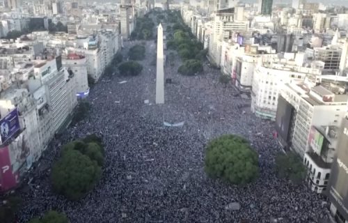 Tragedija u Buenos Ajresu: Navijač Argentine zadavljen zastavom na proslavi osvajanja Mundijala! (FOTO)