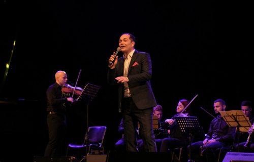 Prelep glas i ogromno srce: Takmičar iz "Nikad nije kasno" održao prvi solistički koncert (FOTO+VIDEO)
