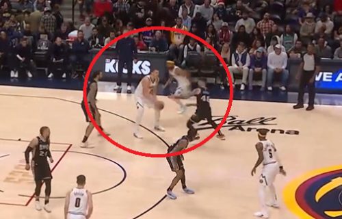 Asistencija godine u NBA: Jokić probacio kroz noge za novu čaroliju! (VIDEO)