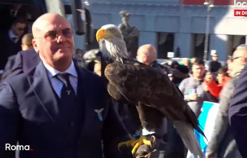 Moćna scena u Rimu: Sergej Milinković Savić stigao zajedno sa orlom na Mihinu sahranu (FOTO)