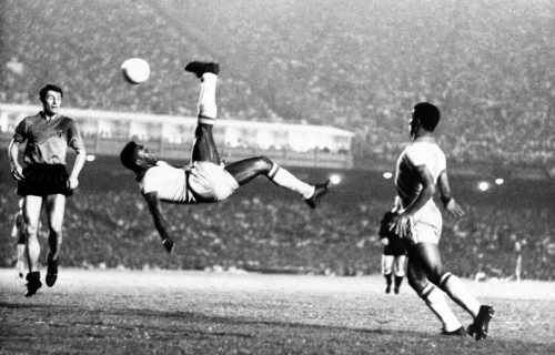 Potresno: Pele umro, majka mu i dalje živa! Napunila 100 godina, a ne zna za smrt sina!