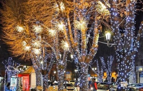 Prazničnoj dekoraciji u Rumi pozavidele bi i svetske metropole, zimske čarolije mogu da počnu (FOTO)