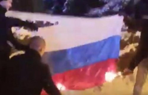 SPALJENA ruska zastava: Moskva reagovala zbog incidenta, traži da se krivci privedu pravdi (VIDEO)