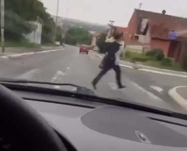 STRAVIČAN snimak sa Slanačkog puta: Dao gas i JURI ka pešačkom dok žena prelazi ulicu (VIDEO)