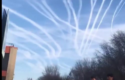 Nastavljaju se ŽESTOKI UDARI na Kijev: Ovako izgleda nebo posle preleta ruskih krstarećih raketa (VIDEO)