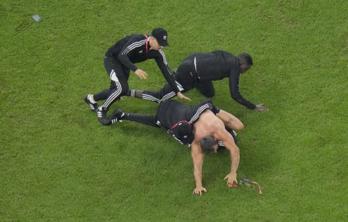 Skandal na Mundijalu: Polugoli egzibicionista utrčao na teren, obezbeđenje moralo da reaguje! (VIDEO)