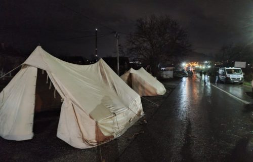 Kurti gomila specijalce, Srbi se NE PREDAJU: Postavljena treća barikada u opštini Zubin Potok