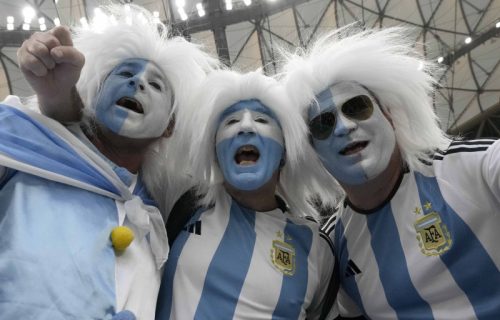 Objektiv u Kataru: Argentinci spremili specijalne rekvizite sa Mesijem i Maradonom za finale! (FOTO)