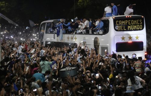 Argentina dočekala šampione, igrači umalo ispali iz autobusa (VIDEO)