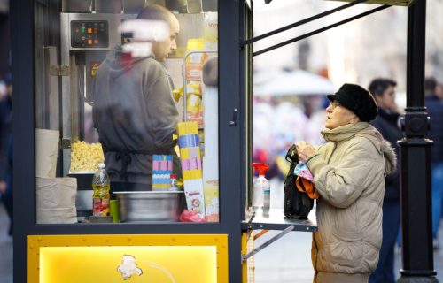 Radno vreme za NOVOGODIŠNJE PRAZNIKE: Evo kako će raditi marketi, pijace, banke, pošte