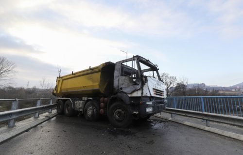 POŽAR NA BARIKADAMA na Kosovu i Metohiji: Izgorele kabine kamiona u Mitrovici