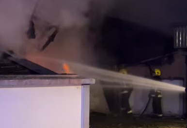 Vatra buknula, odjekuje eksplozija, građani beže: PRVI SNIMCI velikog požara u Temerinu (VIDEO)