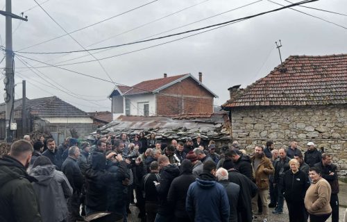 MALTRETIRANJE SRBA: Kurtijevi jurišnici počeli sa ZAPLENOM vina iz kuće porodice Petrović u Velikoj Hoči