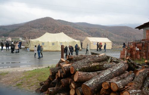 Prva barikada na Kosovu i Metohiji UKLONJENA: Bila postavljena u znak podrške uhapšenim Srbima