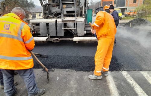 Kao što je ministar Vesić najavio: Počelo postavljanje platformi na kritičnim tačkama u Novom Pazaru