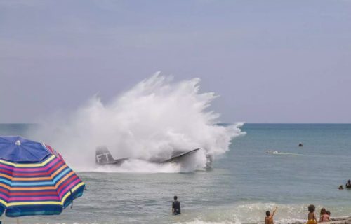 Grdosija prepala kupače na plaži: Voda je silovito šiknula, svi su skamenjeno gledali (VIDEO)