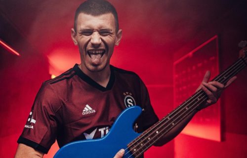 Srbin predstavljen u Sparti iz Praga: Gitarista Rosicki dočekao svog "rokenrol basistu"! (VIDEO)