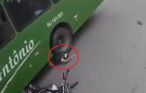 Motociklisti AUTOBUS zgazio GLAVU, a on samo odšetao: Ovaj snimak je najbolja "reklama" za kacige (VIDEO)