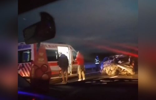 Automobil potpuno ZGUŽVAN: Stravična nesreća na auto-putu Miloš Veliki, povređeno pet osoba (VIDEO)