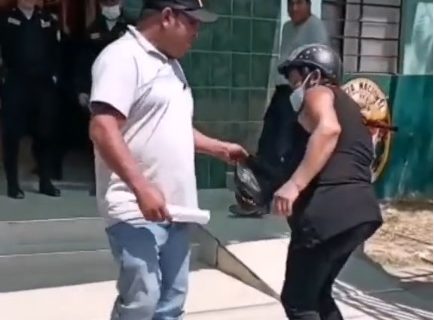 Hit snimak majke koja MATOROG SINA uči pameti ispred policijske stanice: Pritvor mu nije bio dovoljan