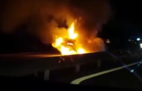 HOROR na auto-putu kod Aleksinca: Vozilo probilo ogradu i zapalilo se, VATRA BUKTI (VIDEO)